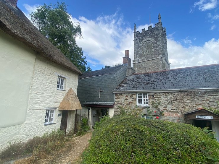 Церковь, церковный двор, цветы на могиле, цветы на надгробии, призрак, деревня, призрак Бетси, похороны, могига девушки