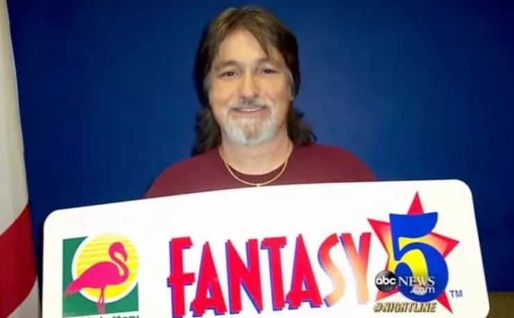 Переможець лотереї, лотерея, книга, приз, джекпот, 7 разів виграв у лотерею, вивів формулу успіху, мільйонер, гроші