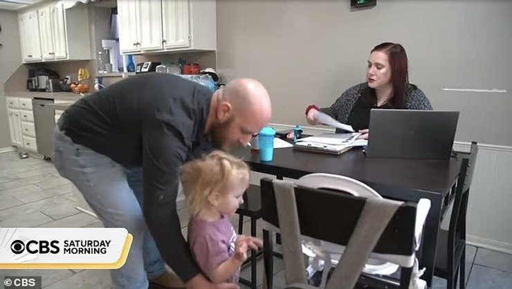 Дівчина чоловіка засмучена його закоханістю в ШІ