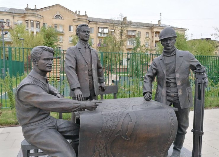 памятник строителям, пуговицы, переделывание