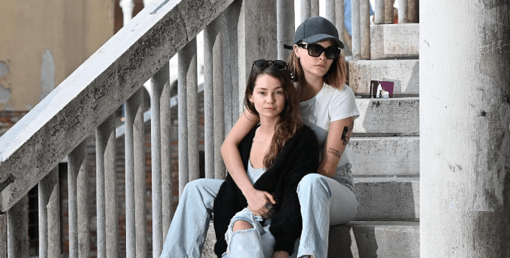 Кара Делевинь со своей девушкой