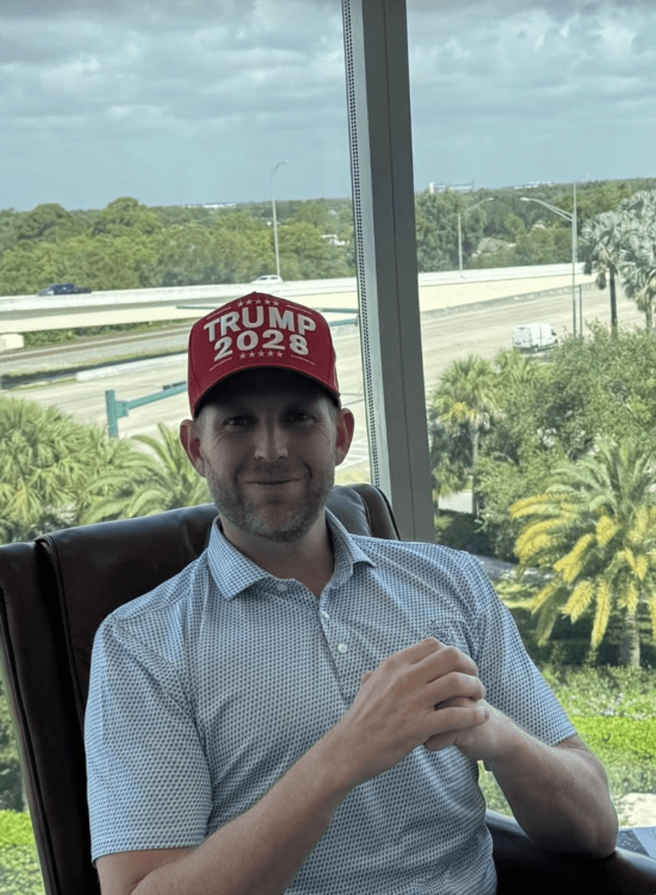 Сын Дональда Трампа Эрик в красной кепке