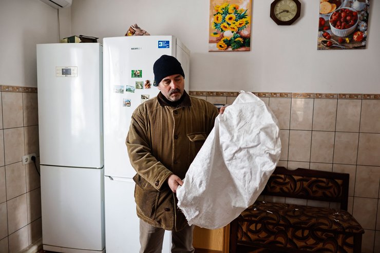 ВС РФ приводили в подвал людей с белыми мешками на головах