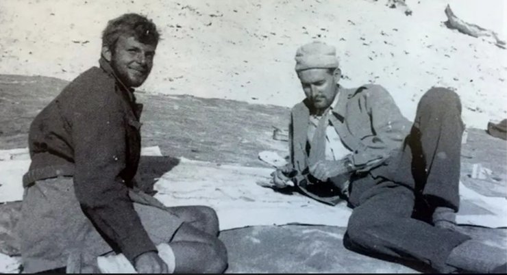 Седлер (ліворуч) з командувачем SAS підполковником Девідом Стірлінгом. Джерело: Сambridge News