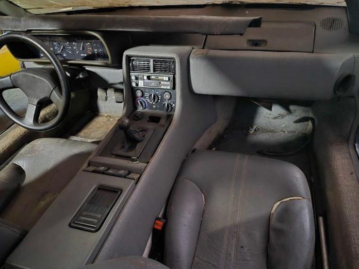 Салон DeLorean DMC-12