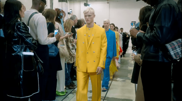 Блакитно-жовтий парад під час модного показу Burberry