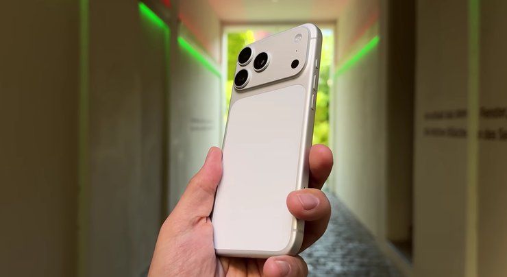 Смартфон iPhone 17 Pro Max з камерами в руках користувача