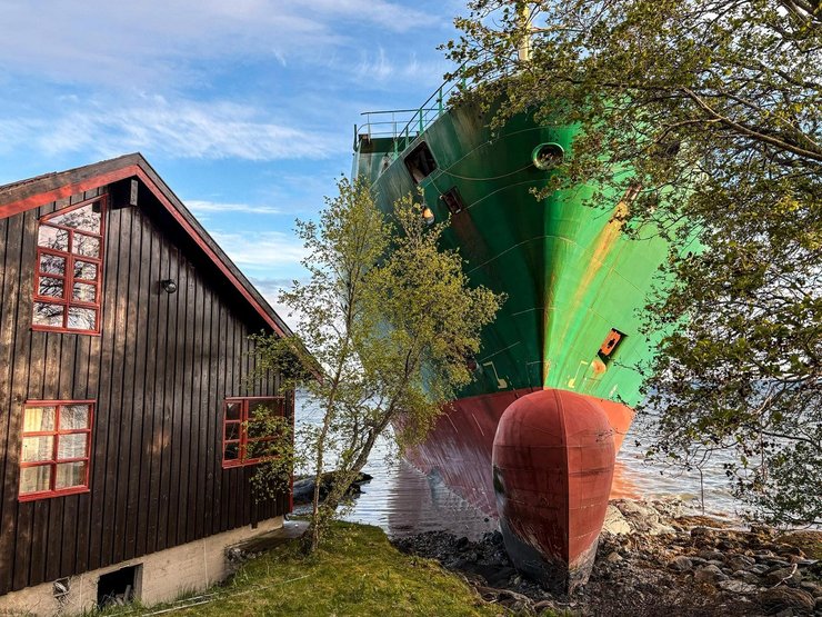 корабель сів на мілину, норвегія, корабель у саду