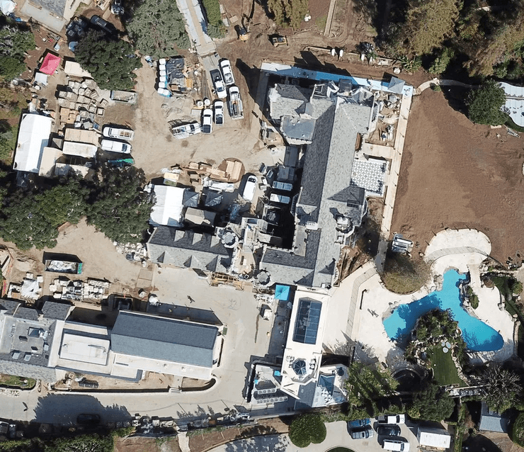 Особняк Playboy, Г'ю Гефнер, Playboy, особняк, будинок, велика ділянка, ремонт особняка, нерухомість, гостьовий будиночок, колишня слава