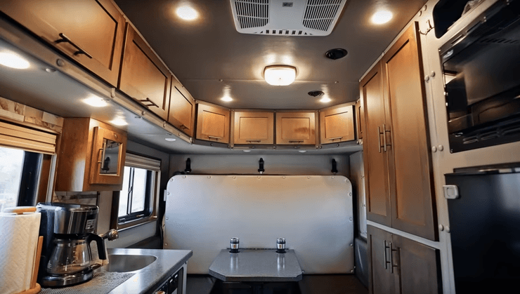 Грузовик, дом на колесах, дальнобойщик, дом в грузовике, жизнь в дороге, уютный дом в машине, мобильный дом, спальное место, переделал грузовик