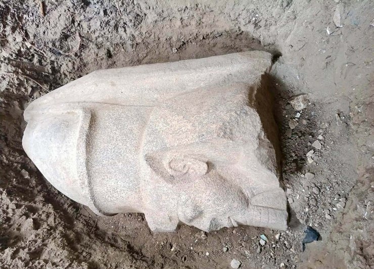 Археологи обнаружили королевские статуи