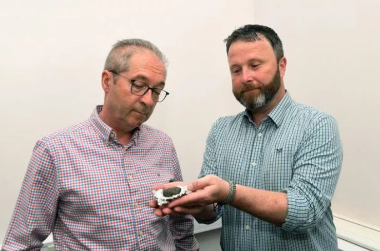 Метеорит, камінь, уламок, знахідка, фото, Велика Британія, Ден Чарлтон, професор Саймон Келлі