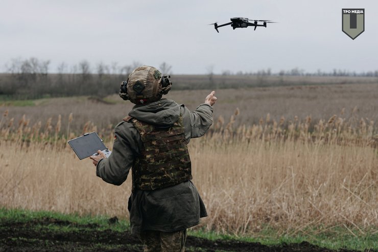 всу дрон, український військовий із дроном, українські дрони