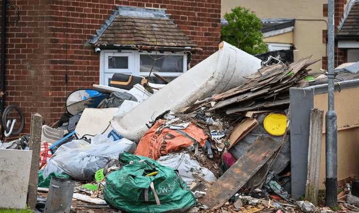 Мусор во дворе дома, жилой дом, свалка во дворе, отходы, мусор на улице, антисанитария, жалобы соседей, дети в опасности