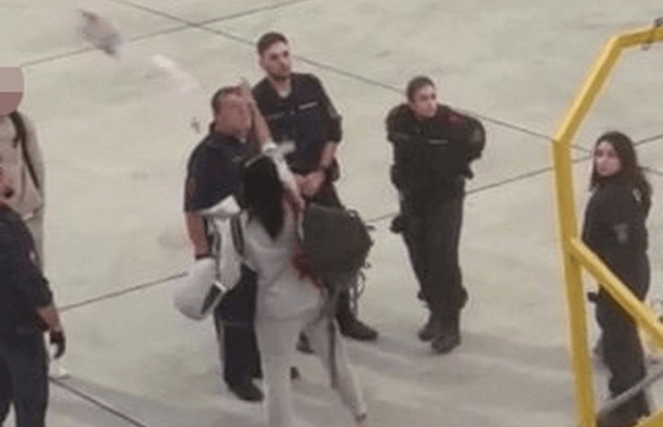 Літак, Eva Air, рейс, злітна смуга, посадкова смуга, незапланована посадка, сварка в аеропорту, гроші, подружня пара