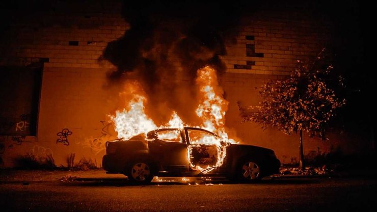 пожар в авто, сгорело авто, пожар в электромобиле, сгорел электромобиль, пожары в авто, сгорел автомобиль