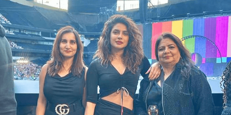 Пріянка Чопра з мамою і подругою