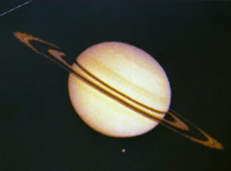 Зонд NASA з повідомленням для інопланетян сфотографував Сатурн і десь зник