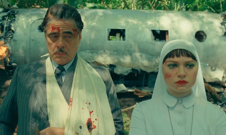 Бенісіо дель Торо і Міа Тріплтон, фінікійська схема