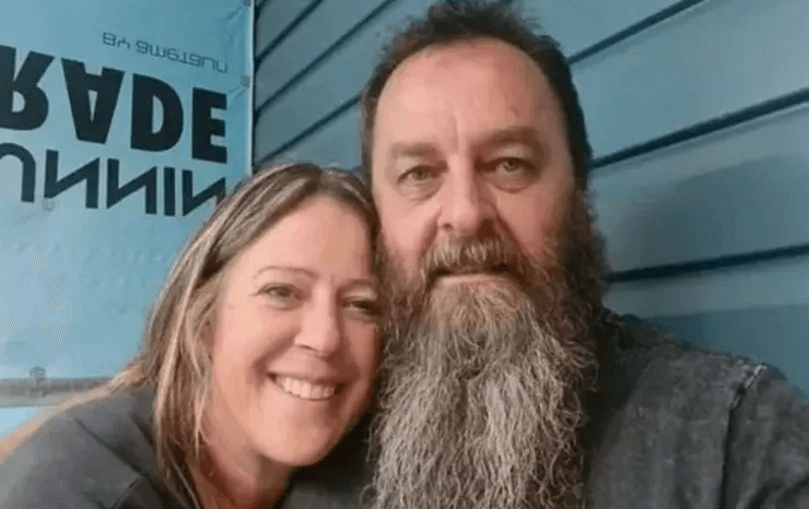 Супруги выиграли дом в лотерею, дом, жилье, недвижимость, приз, выиграли в лотерею, победители лотереи, разыграли дом, вынесли вещи, супружеская пара, семья,