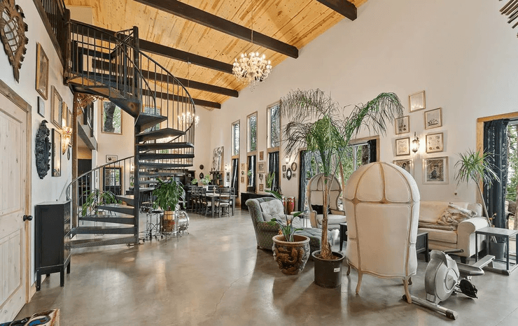 Металлический сарай, роскошный дом, студия, необычный дом в лесу, скрытое богатство, похож на сарай, современный стиль