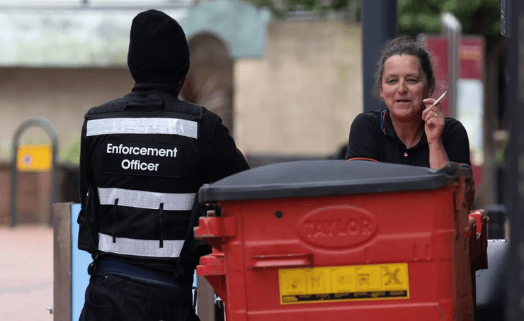 Жители Дерби, город в Англии, бездомные в городе, город-призрак, заброшенный город, плохое состояние города, нет развлечений