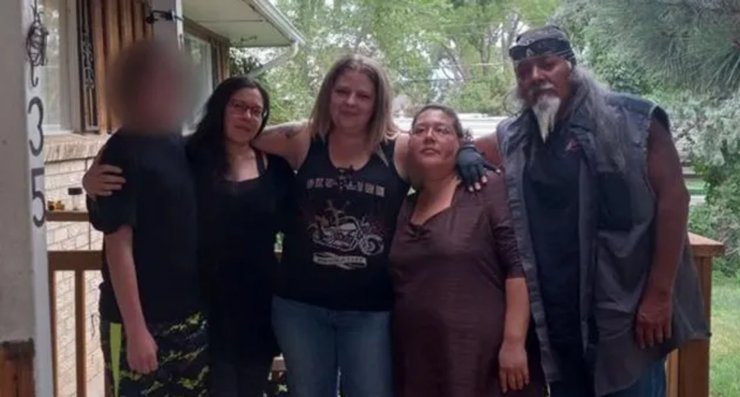 Сім'я померла в лісі, хотіли жити далеко від суспільства, сім'я, сестри, підліток, мати із сином, пішли жити в ліс,