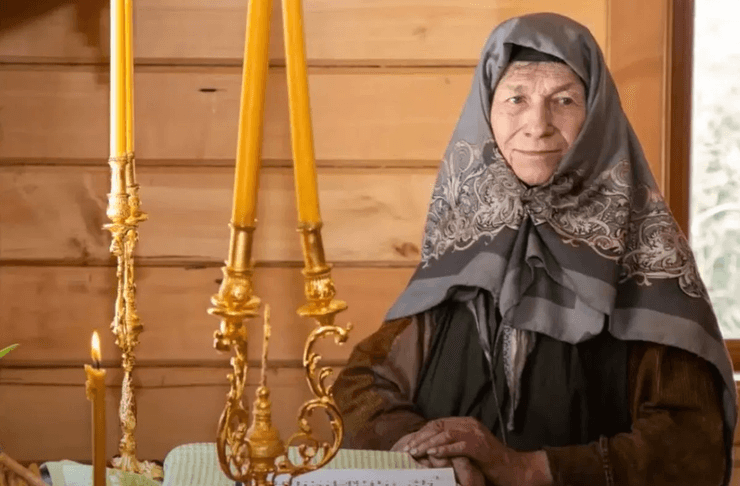 Жизнь вдали от цивилизации, жизнь в дикой природе, 6 самых одиноких людей в мире, вдали от города, городская суета, монах в горах, сбежала в Сибирь, женщина хоббит, жизнь на острове, современный робинзон, жил в автобусе