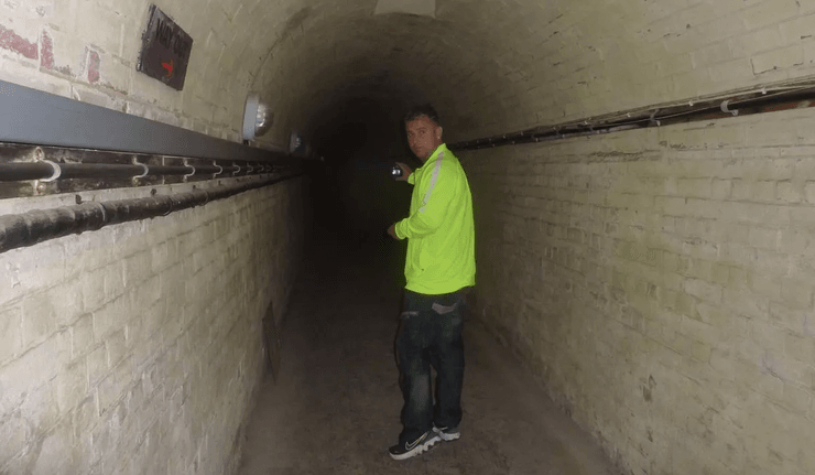 Заброшенная школа в Великобритании, школа-интернат, интернат, школа с призраками, блогер, охотники за призраками, пустые коридоры