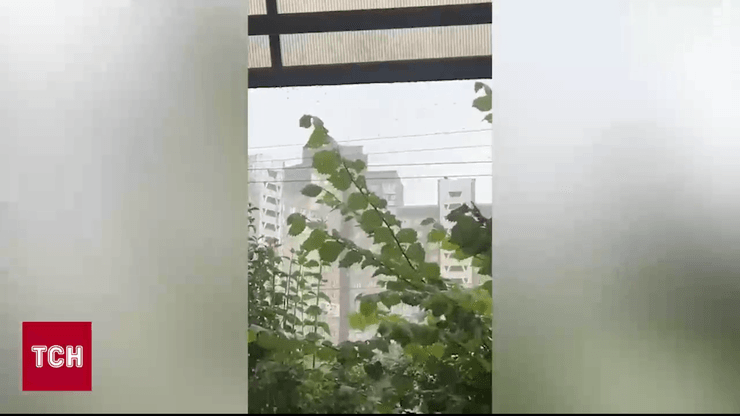 Сильный ветер с дождем и градом в Киеве сильный ветер с дождем и градом