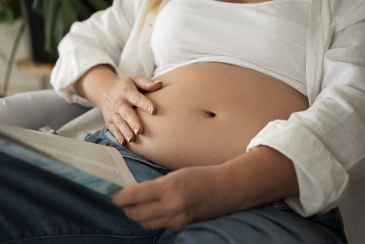 Жінка дізналась про вагітність й повідомила про це чоловікові, але він фізіологічно не може мати дітей