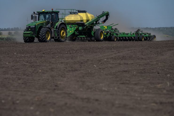 На валютный рынок влияют и аграрии-экспортеры, продающие валюту, говорят специалисты