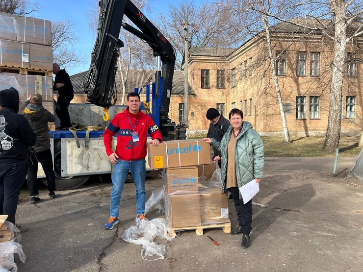 Павло Поліканов передає вантаж ліків від ЮНІСЕФ лікарні Переяслава