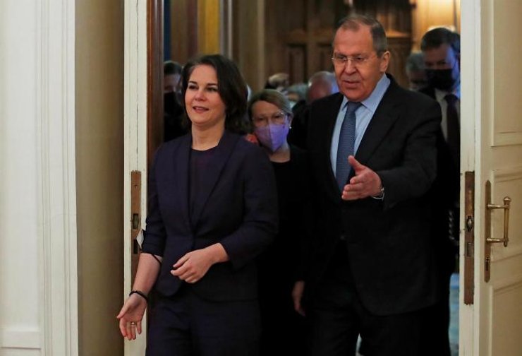 Выступавшая после Лаврова Бербок подтвердила заявление по поводу Минска и ничего не сказала по поводу России, как стороны конфликта.