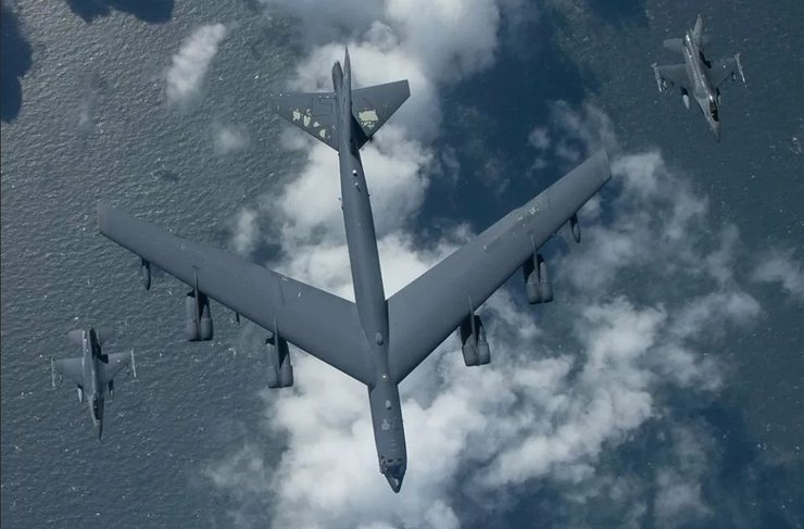 бомбардировщик B-52