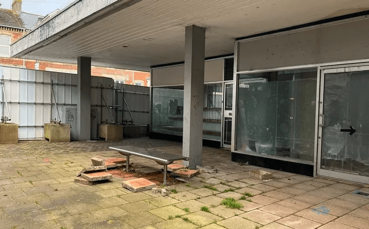 Заброшенный торговый центр, хулиганы в курортном городке, 9-летние хулиганы, детям все сходит с рук, банды, банды с ножами, нападают на людей,