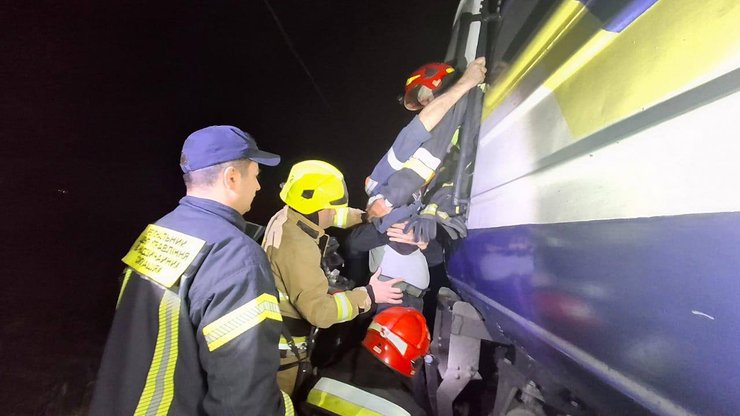 фото машиніста, якого витягують з кабіни після аварії з потягом 8 жовтня
