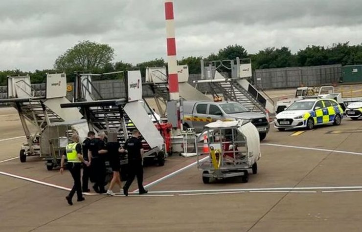 Лайнер авиакомпании Jet2, следовавший из Эдинбурга на Ибицу, посадили из-за сексуального преступления, курьез на борту, приколы, фото