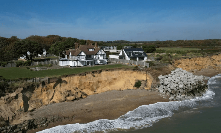 Дом в Великобритании на краю скалы, под которой обваливается грунт из-за прибрежной эрозии
