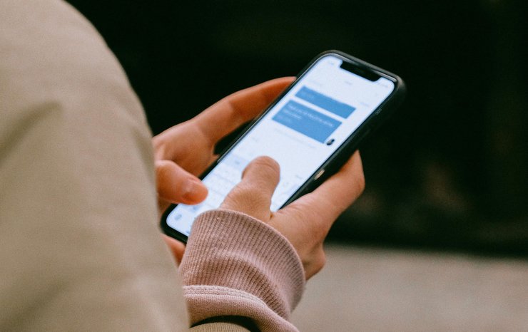 Переписка в соцсети на смартфоне