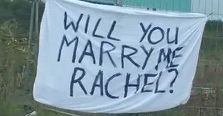 Публичное предложение руки и сердца, простыня, романтика, помолвка, юмор, вызвало смех, надпись на простыне,