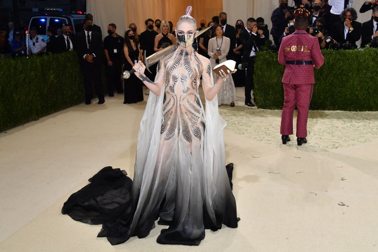 Граймс, Met Gala 2021, дівчина маска, мет гала, аукціон, прикраси, війна в Україні