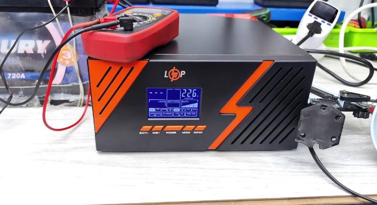 ИБП для низкого напряжения LogicPower UPS LPM-PSW-1500VA проверяют вольтметром