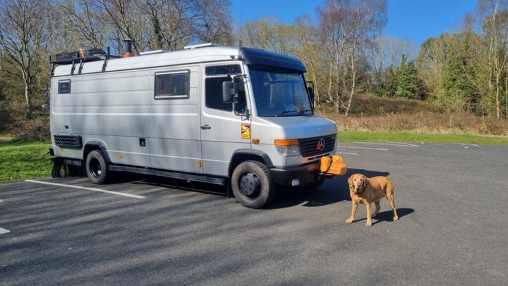 Мужчина продал дом, стал жить в фургоне, мужчина живет без дома, продал свой дом путешествия по Европе, экономия, плата за жилье,