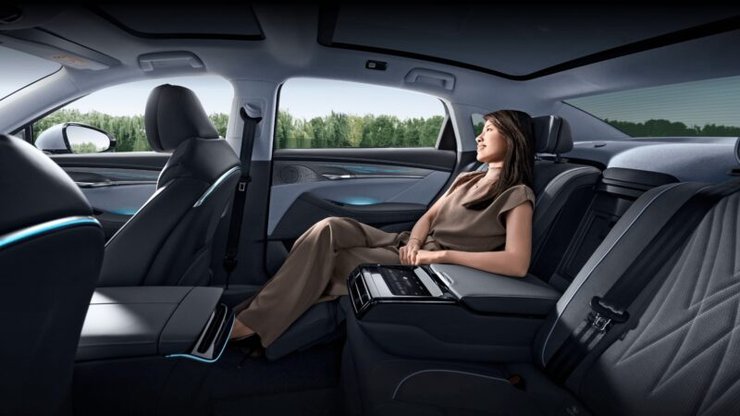 Для пассажиров предусмотрен отдельный экран управления