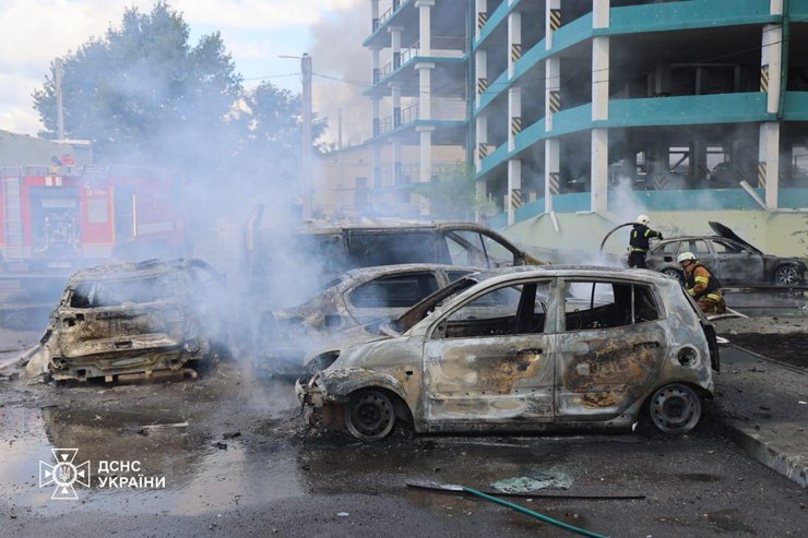 Сгоревшие машины после удара КАБами по Харькову