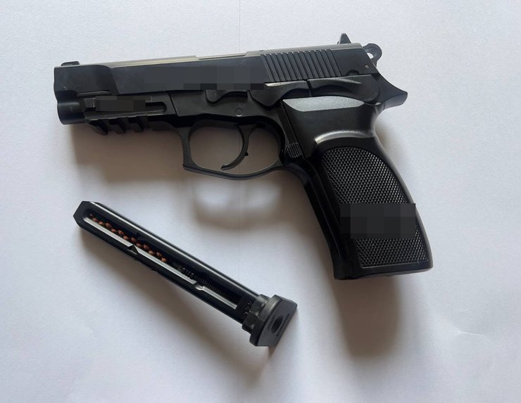 Пистолет, пневматическое оружие, полиция, похищение, издевательство