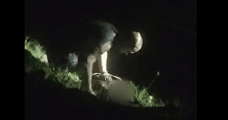 Поліція, помічники шерифа, почули крики, врятували людей, машина, що тоне, тонули в ставку, завалений сміттям ставок, новачки на роботі