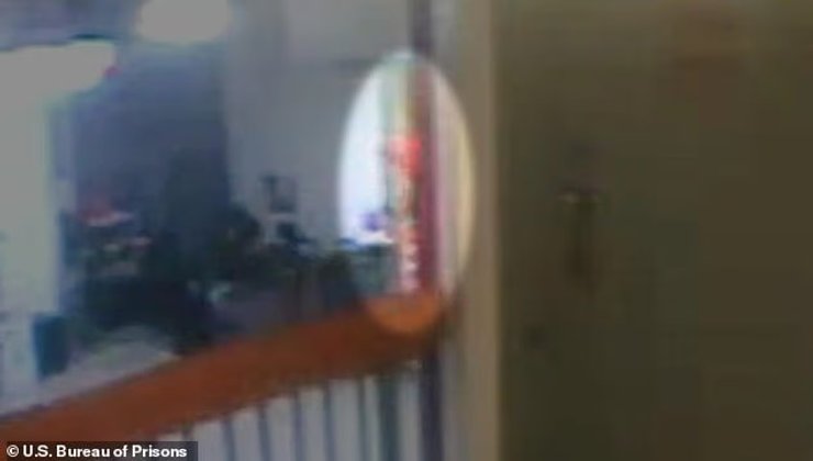 Таинственный узник, возможно, попал в тюрьму Эпштейна в ночь его смерти