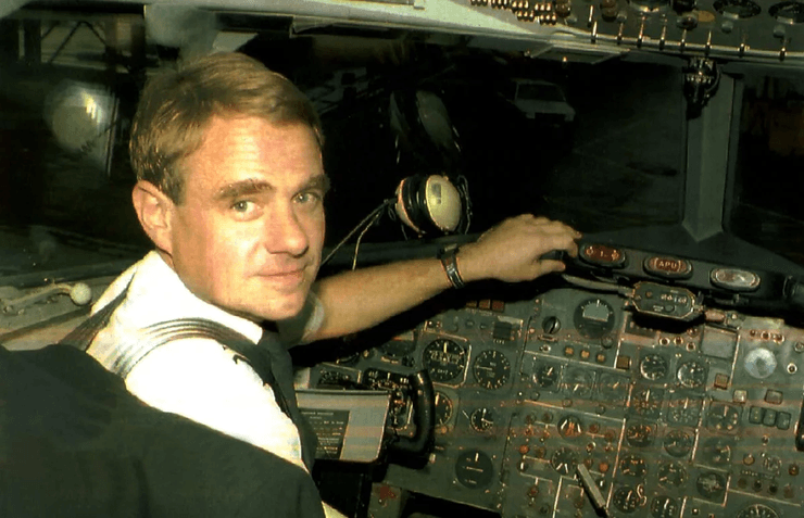 Пилота высосало из кабины, памятная авиакатастрофа, бортпроводник спал пилота, лопнуло стекло, рейс BA5390, сериал об авиакатастрофе